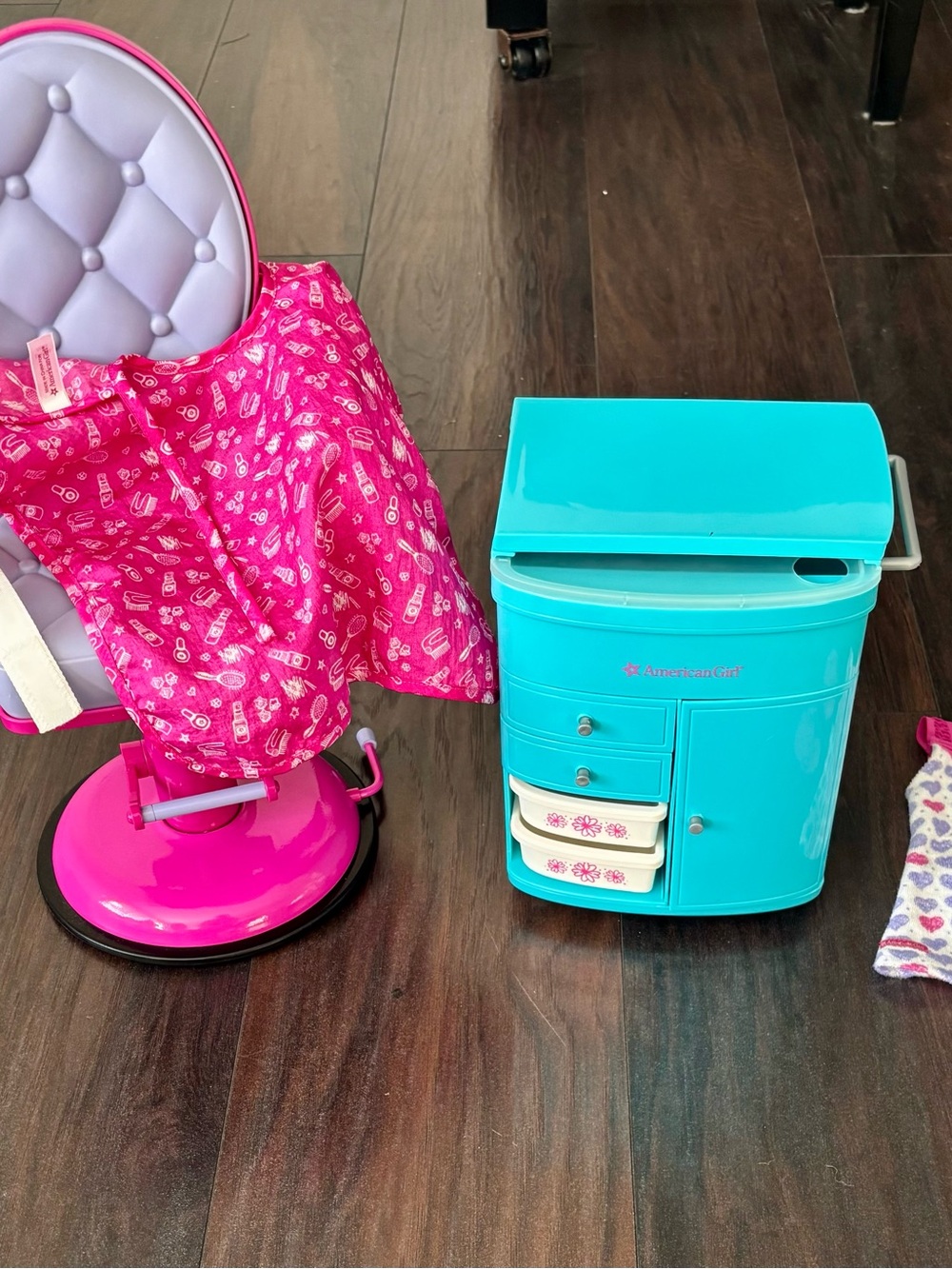 Beautiful American Girl Salon Set and Chair and Accessories - Picture 2 of 4